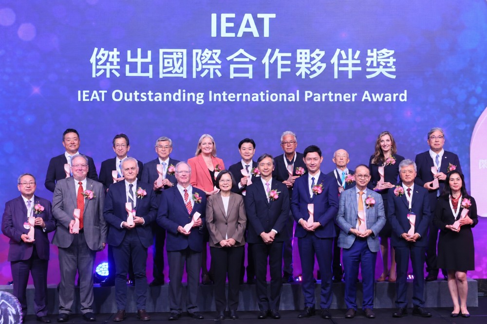 IEAT傑出國際合作夥伴受獎代表合影